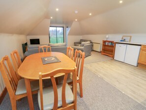 Cottage | Private kitchen | Fridge, electric kettle, toaster, cookware/dishes/utensils - Bruce (Pitlochry)