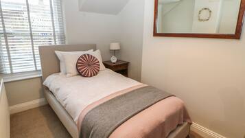 Cottage | 2 bedrooms, individually decorated, individually furnished, free WiFi