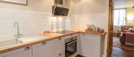 Cottage | Private kitchen | Fridge, dishwasher, electric kettle, cookware/dishes/utensils