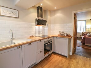 Cottage | Private kitchen | Fridge, dishwasher, electric kettle, cookware/dishes/utensils - Chapel Cottage (Corbridge)