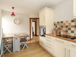 Ferienhaus | Eigene Küche | Kühlschrank, Mikrowelle, Geschirrspüler, Wasserkocher