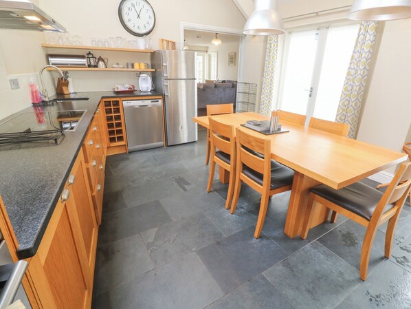 Cottage | Dapur pribadi | Lemari es, mesin pencuci piring, dan peralatan masak/sendok-piring