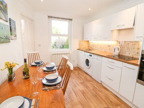 Cottage | Private kitchen | Fridge, dishwasher, electric kettle, toaster - Daisy Cottage (Leyburn)