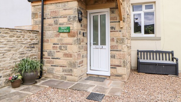 A stone cottage with a sign reading "DAISY COTTAGE". - Daisy Cottage (Leyburn)