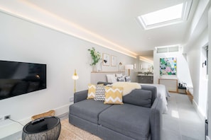 TV, music library, video library, stereo - NEW Urban Retreat - ApartHotel Luxury incl Breakfast & Housekeeping (Porto)