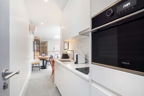 Réfrigérateur, four à micro-ondes, un four, surface de cuisson