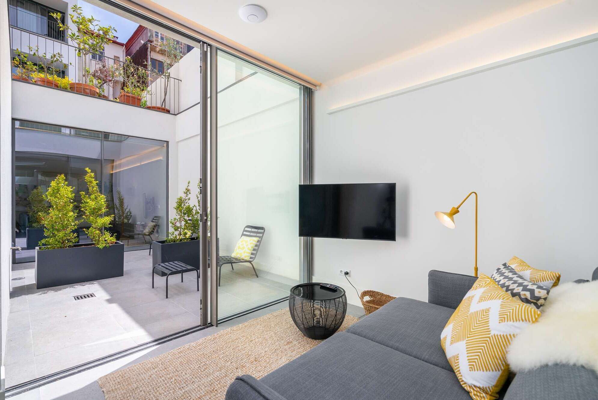 Televisión, biblioteca de música, videoteca, estéreo