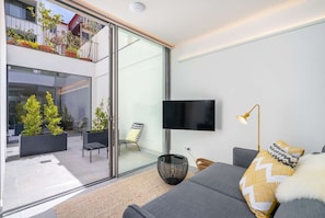 TV, music library, video library, stereo - NEW Urban Retreat - ApartHotel Luxury incl Breakfast & Housekeeping (Porto)
