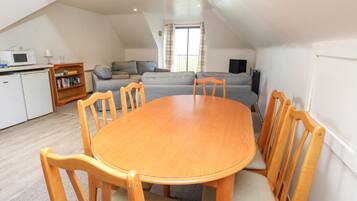 Cottage | Private kitchen | Fridge, microwave, electric kettle, toaster