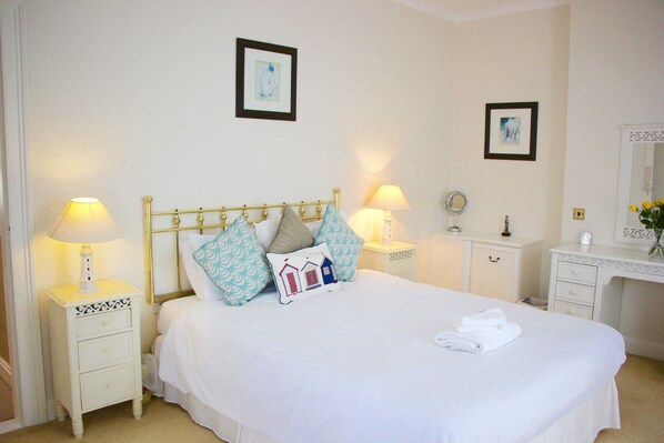 5 bedrooms, iron/ironing board, free WiFi, bed sheets