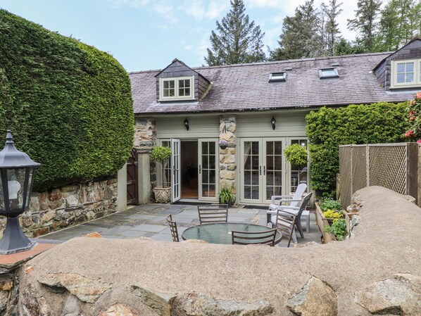 Cottage | Terrace/patio - Garden Cottage (Garndolbenmaen)