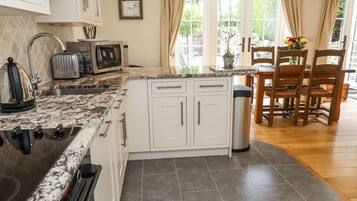 Cottage | Dapur pribadi | Lemari es, microwave, dan mesin pencuci piring
