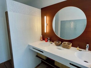 A modern bathroom with two sinks, a large mirror, and a wall-mounted light. - Interesting architect villa very close to beach A0032 (Lège-Cap-Ferret)