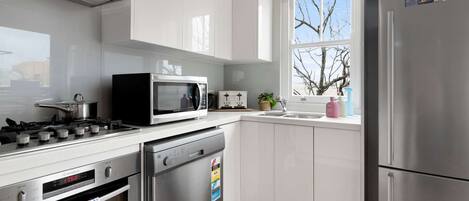 ثلاجة، ميكروويف، فرن، موقد طهي مسطح