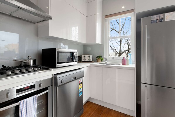 Réfrigérateur, micro-ondes, four, plaque de cuisson