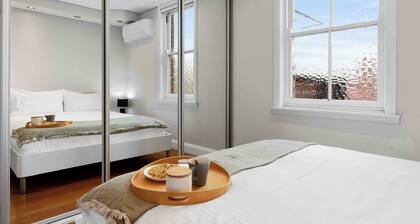 Lovely Modern Coogee Apartment