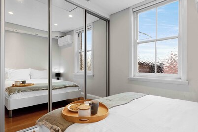 Lovely Modern Coogee Apartment - footsteps from the Beach!