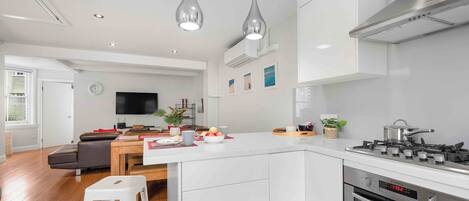 Frigorifero, microonde, forno, piano cottura