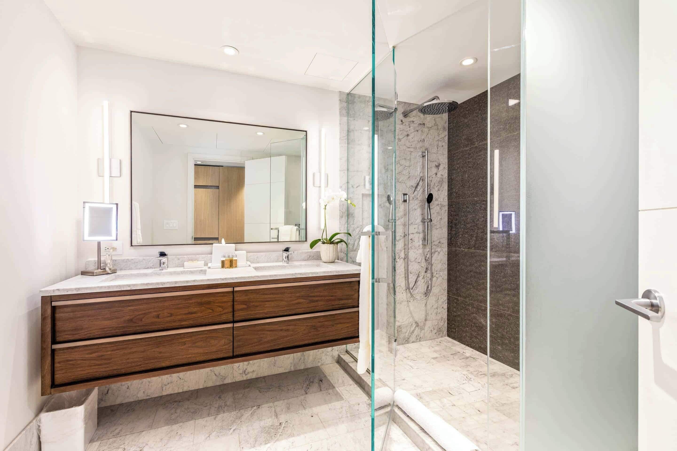 Combined shower/tub, hair dryer, towels