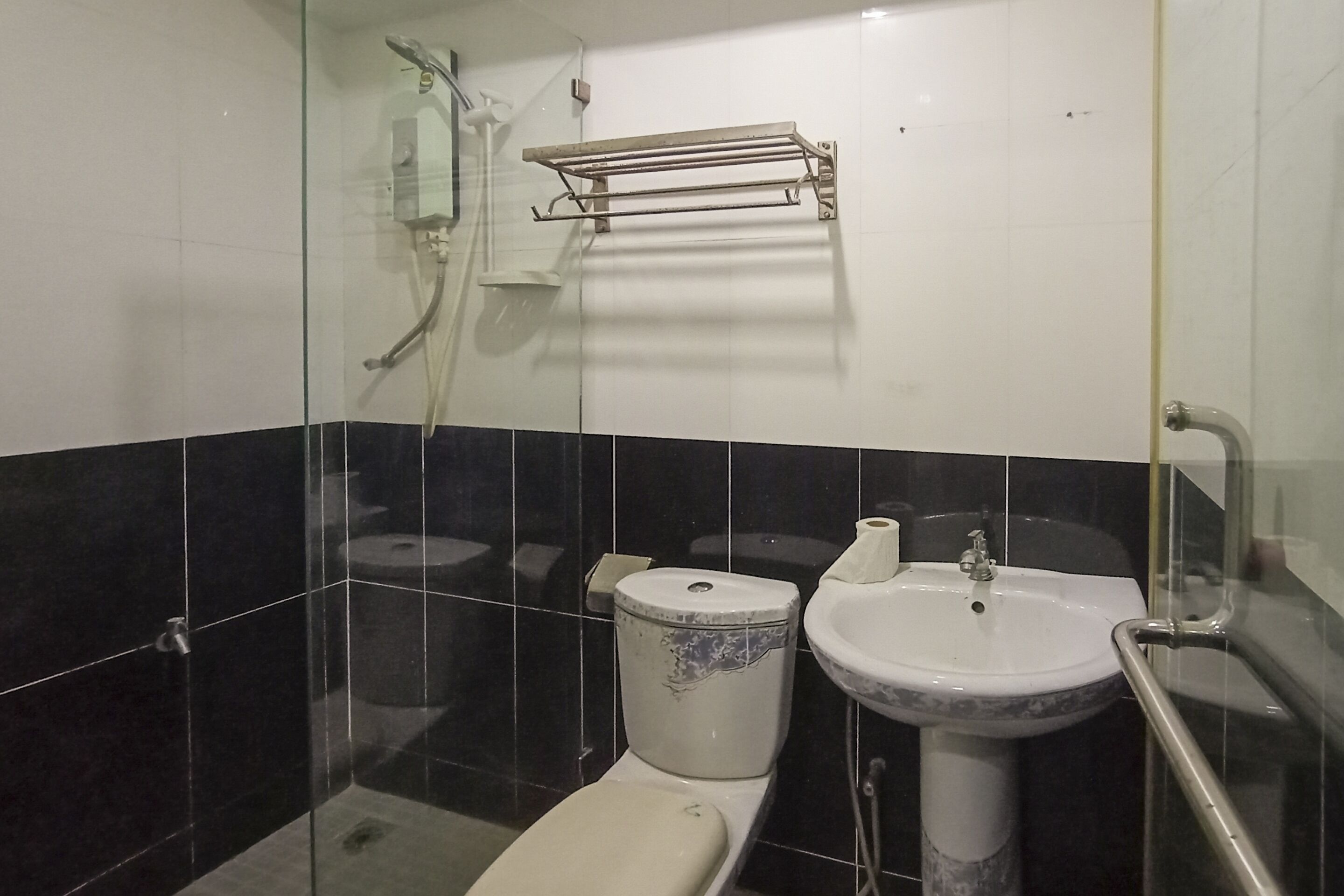 standard single room, no windows | bathroom | shower, bidet, towels