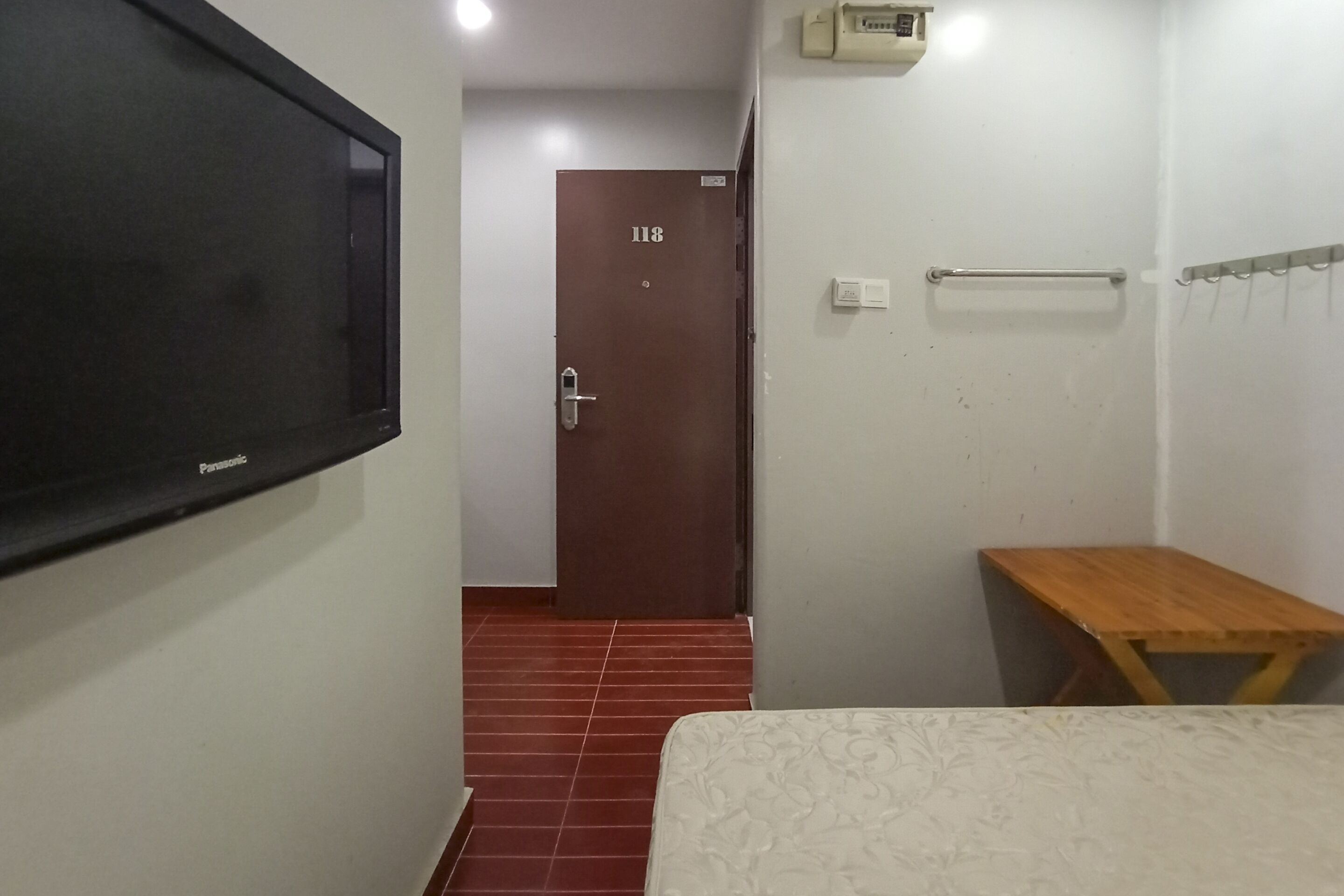 standard double room, no windows | television