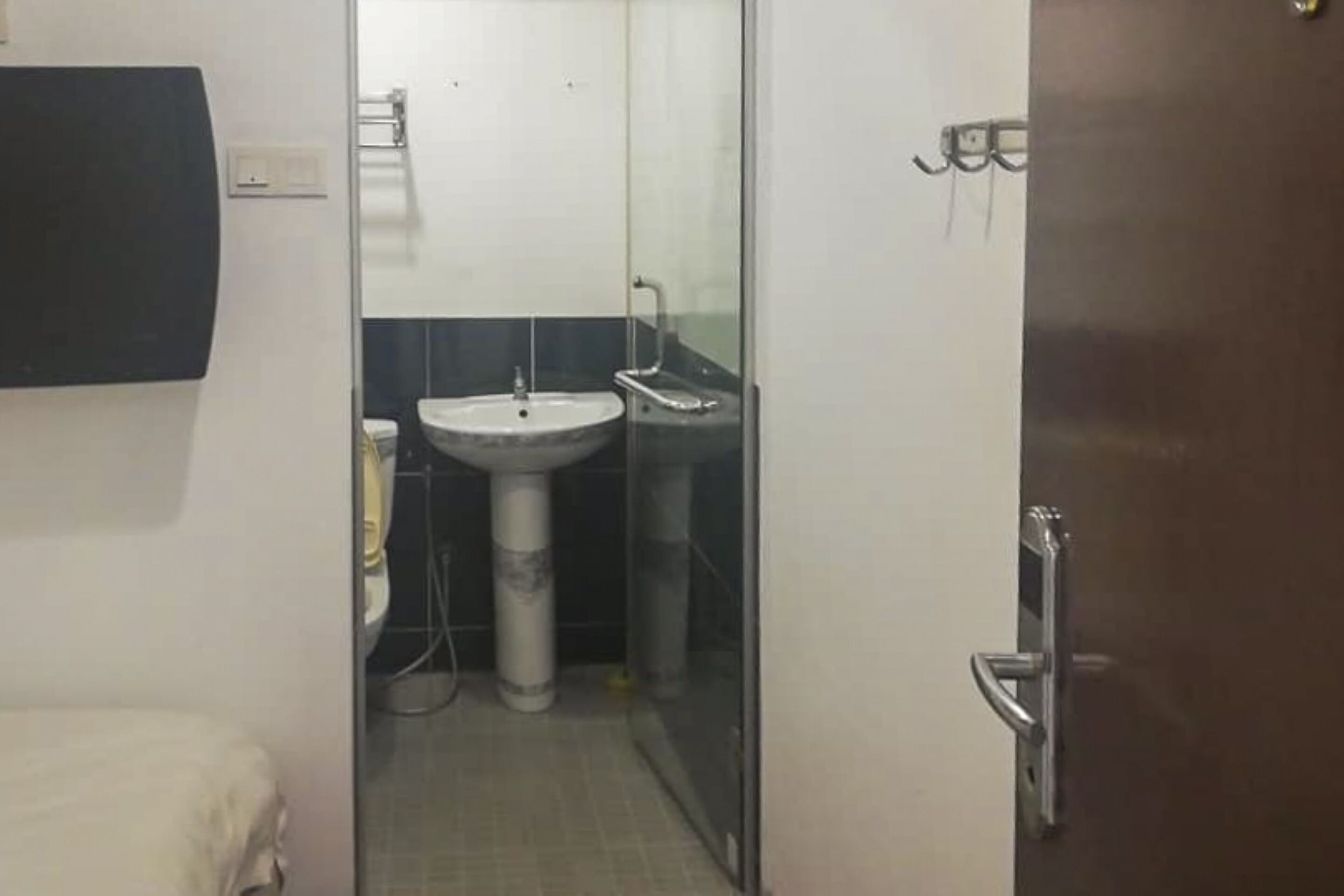 standard single room, no windows | bathroom | shower, bidet, towels