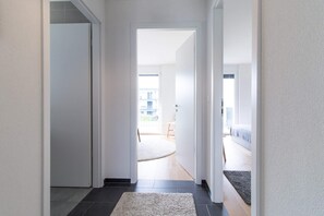 Departamento básico, 2 camas Queen size | 2 habitaciones y espacio para trabajar con laptop 