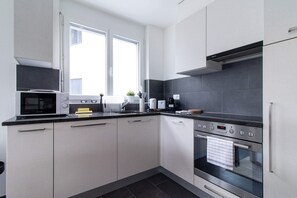 Departamento básico, 2 camas Queen size | Cocina privada | Refrigerador, microondas, horno y parrilla de estufa 