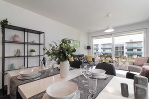 Departamento básico, 2 camas Queen size | Cocina privada | Refrigerador, microondas, horno y parrilla de estufa 