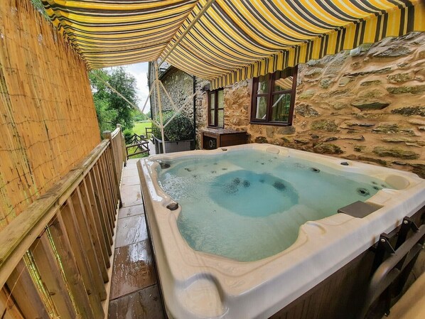 Outdoor spa tub - Tynllwyn Holiday Home in Llanrhaeadr Powys (Llanrhaeadr-ym-Mochnant)