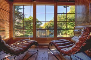 Chalet básico, varias camas | Sala de estar | Televisión, chimenea, libros y estéreo 
