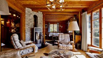 Basic Chalet, Berbilang Katil | Ruang tamu | TV, pendiangan, buku-buku, stereo