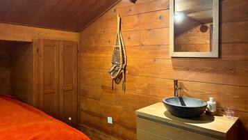 Basic Chalet, Berbilang Katil | 5 bilik tidur, meja, ruang kerja komputer riba, seterika/papan seterika