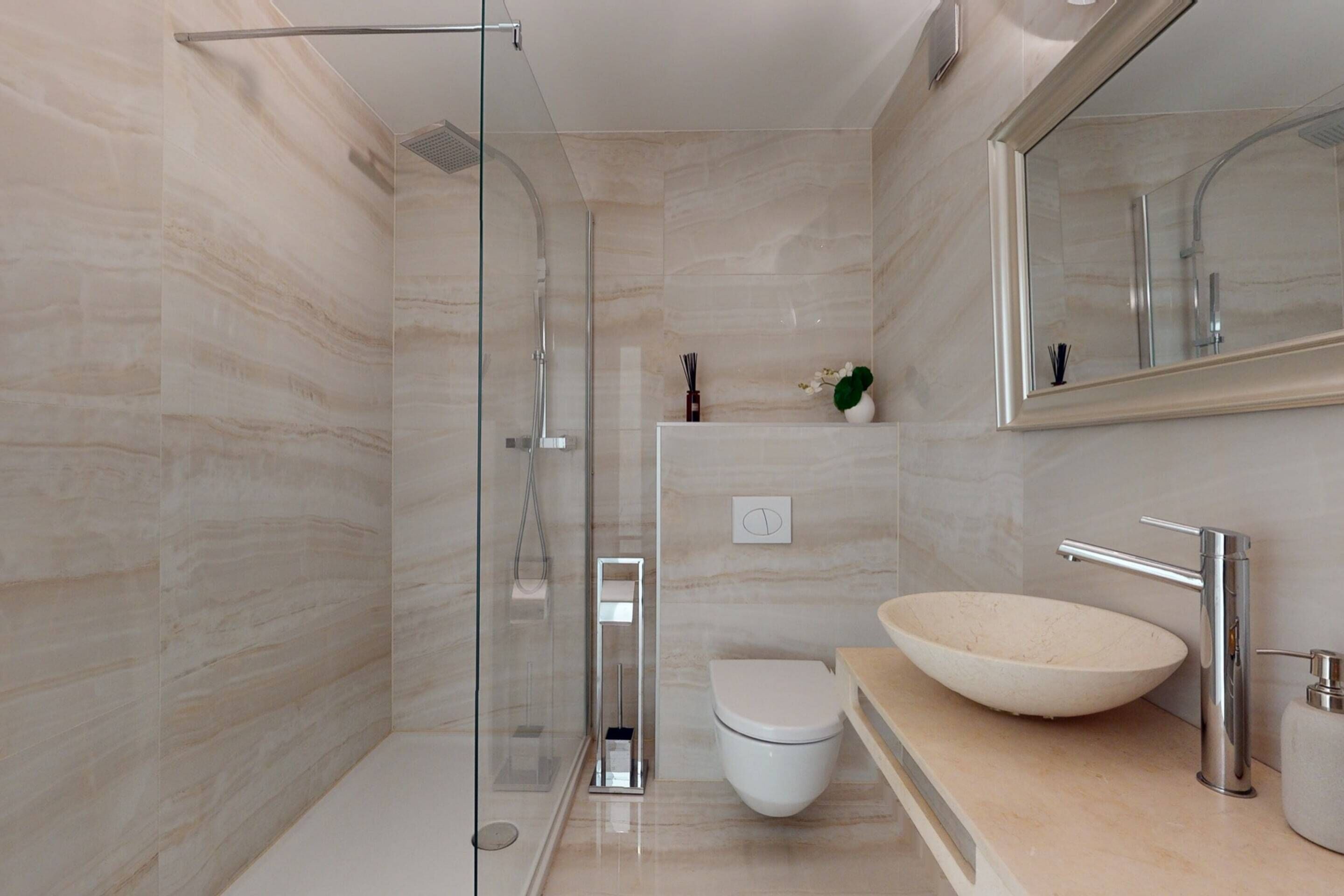 Căn hộ cơ bản, 1 giường cỡ queen | Phòng tắm | Buồng tắm vòi sen, máy sấy tóc, khăn tắm, xà phòng 