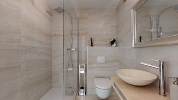 Căn hộ cơ bản, 1 giường cỡ queen | Phòng tắm | Buồng tắm vòi sen, máy sấy tóc, khăn tắm, xà phòng