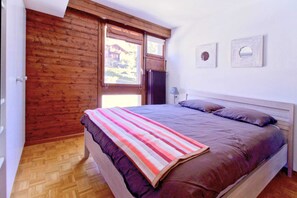 Apartamento básico, 1 cama Queen e sofá-cama | 1 quarto, escrivaninha, espaço de trabalho para notebook