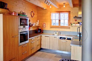 Stuga Basic - flera sängar | Eget kök | Kylskåp, mikrovågsugn, ugn och spishäll