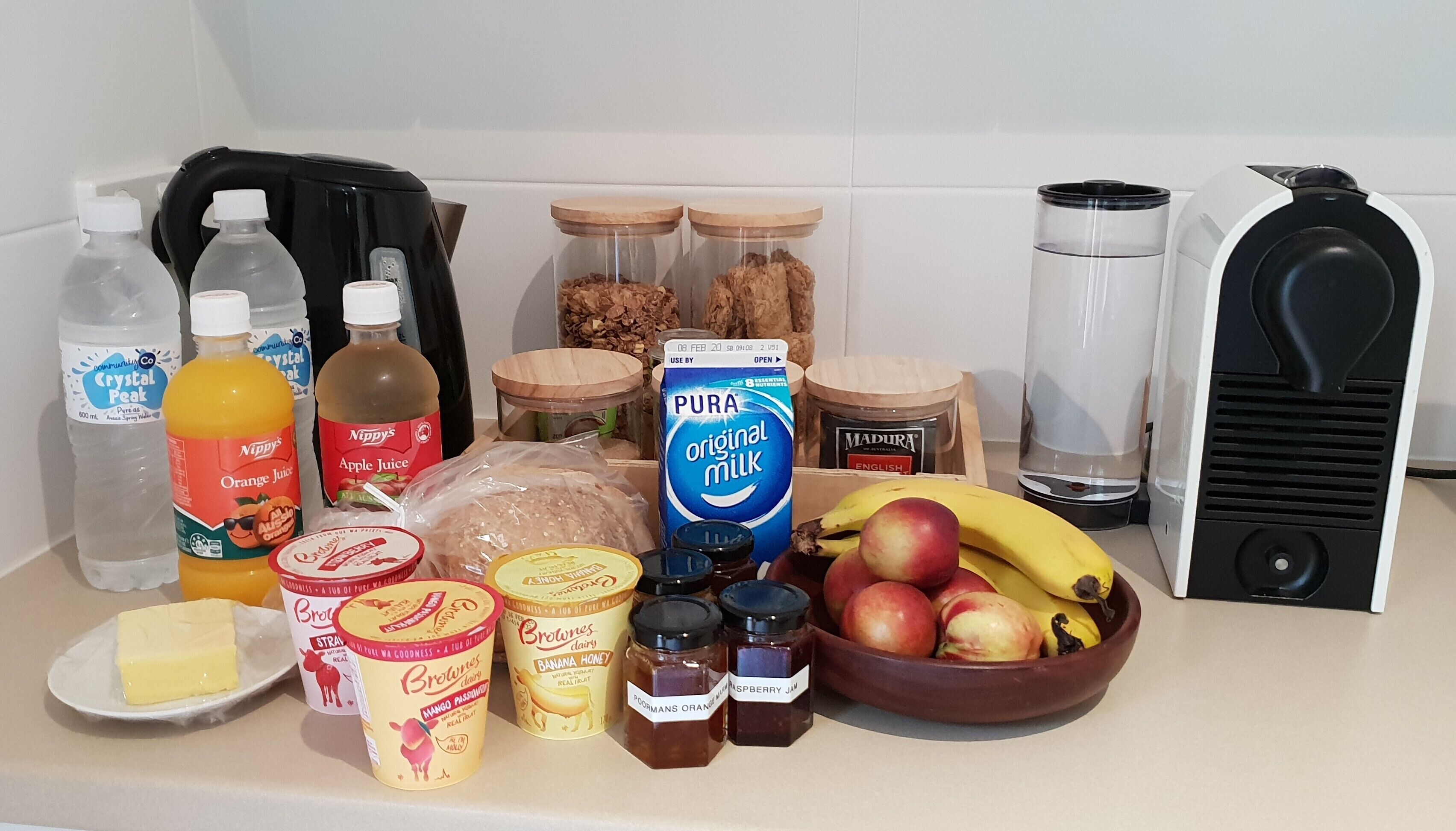 Un piano di lavoro in cucina con diversi cibi ed elettrodomestici.