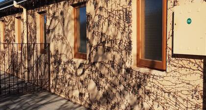 Fechner Placeâ
Barossa Studioâ
1 Bed â
1 Bath â
Wine