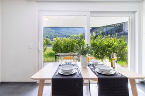 Departamento básico, 1 cama Queen size | Cocina privada | Refrigerador, microondas, horno y parrilla de estufa 