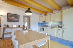 Basic Apartment, Multiple Beds | Private kitchen