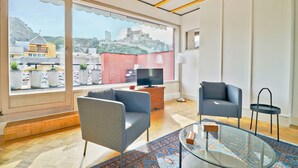 Departamento básico, varias camas | Área de sala de estar