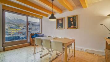 Basic Apartment, Multiple Beds | Private kitchen | Fridge, microwave, oven, stovetop