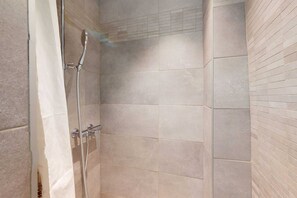 Basic-Apartment, Mehrere Betten | Badezimmer | Dusche, Haartrockner, Handtücher, Seife