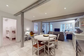 Basic Apartment, Multiple Beds | Dining