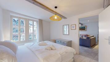 Basic Apartment, Multiple Beds | 2 bedrooms, laptop workspace, iron/ironing board, bed sheets