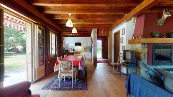 Basic Chalet, Berbilang Katil | Ruang tamu | TV, pendiangan