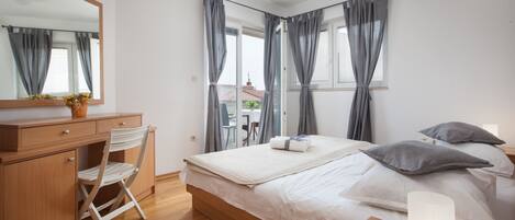 3 slaapkamers, een strijkplank/strijkijzer, gratis wifi, beddengoed