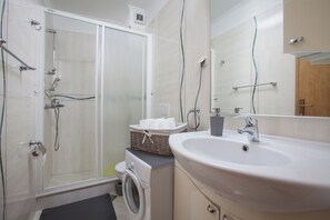 Dusche, Handtücher, Toilettenpapier
