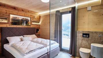 5 bedrooms, free WiFi, bed sheets